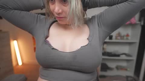 Snapshot of krystalsyxx chatting on 8, 11, 2025 Krystal Syx online show from 8, 11, 2025