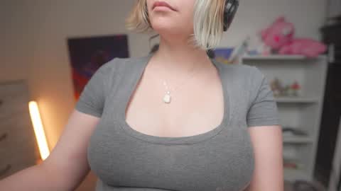 Snapshot of krystalsyxx chatting on 15, 11, 2025 Krystal Syx online show from 15, 11, 2025