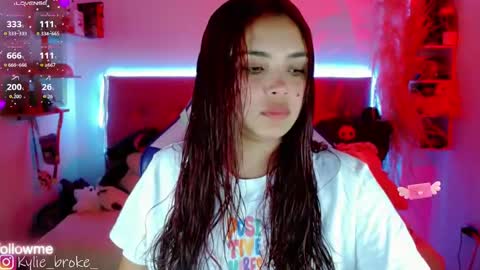 Snapshot of kylie_hottt_ chatting on 20, 10, 2025 k ylie online show from 20, 10, 2025
