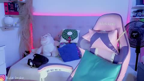 Snapshot of kylie_hottt_ chatting on 3, 3, 2026 k ylie online show from 3, 3, 2026