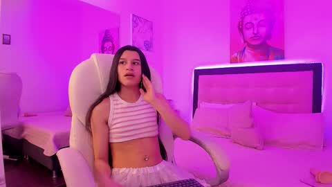 Snapshot of kylie_moon18 chatting on 28, 10, 2025 kylie_moon18 online show from 28, 10, 2025