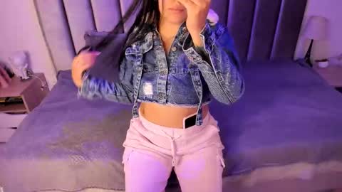 Snapshot of kyra_right chatting on 1, 12, 2025 Emily Laila online show from 1, 12, 2025