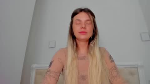 Snapshot of lallie_ chatting on 4, 11, 2025 Lallie online show from 4, 11, 2025