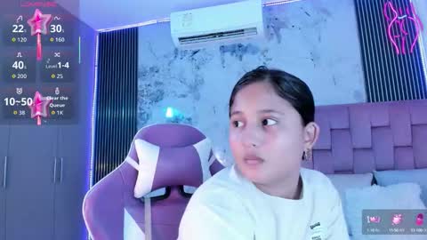 Snapshot of laly_cherry_ chatting on 8, 10, 2025 Laura online show from 8, 10, 2025