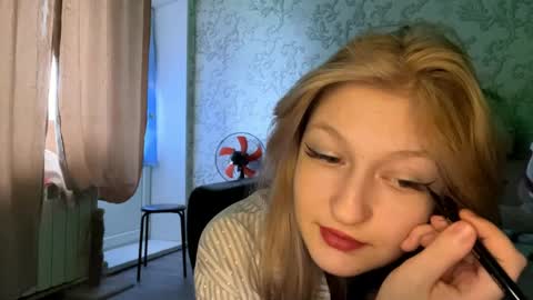 Snapshot of laraesagon chatting on 10, 4, 2026 Lily online show from 10, 4, 2026