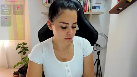 lararoberts_ online show from 20, 1, 2025