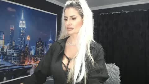 Snapshot of laras_moans chatting on 28, 12, 2024 laras_moans online show from 28, 12, 2024