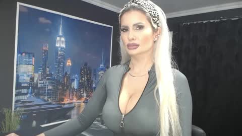 Snapshot of laras_moans chatting on 29, 12, 2024 laras_moans online show from 29, 12, 2024