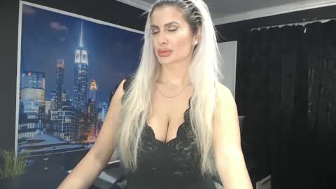 Snapshot of laras_moans chatting on 1, 1, 2025 laras_moans online show from 1, 1, 2025