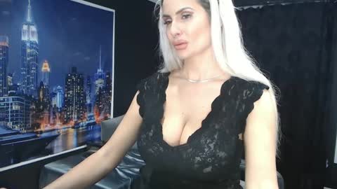 Snapshot of laras_moans chatting on 1, 1, 2025 laras_moans online show from 1, 1, 2025