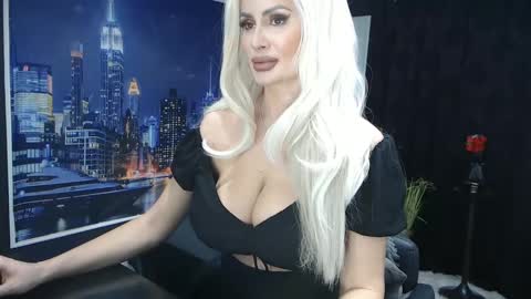 Snapshot of laras_moans chatting on 1, 2, 2025 laras_moans online show from 1, 2, 2025