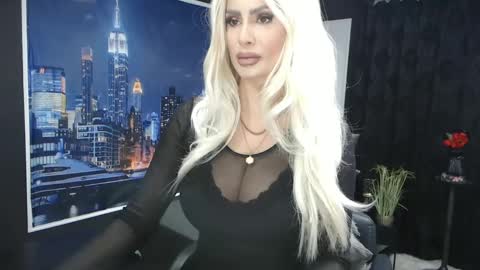 Snapshot of laras_moans chatting on 2, 2, 2025 laras_moans online show from 2, 2, 2025