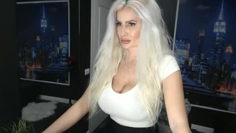 Snapshot of laras_moans chatting on 5, 3, 2025 laras_moans online show from 5, 3, 2025