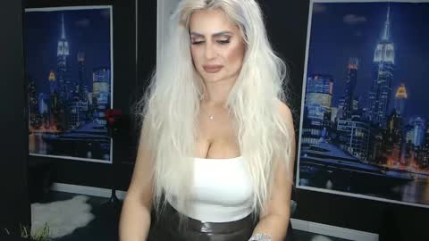 Snapshot of laras_moans chatting on 12, 3, 2025 laras_moans online show from 12, 3, 2025