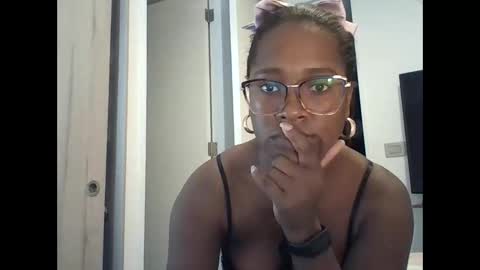 Snapshot of latina033 chatting on 5, 3, 2026 latina033 online show from 5, 3, 2026