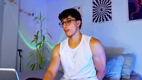 Snapshot of latinguyxl chatting on 18, 9, 2025 Logan online show from 18, 9, 2025