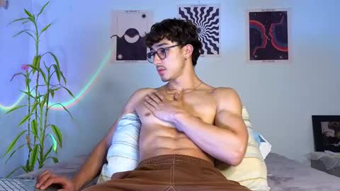 Snapshot of latinguyxl chatting on 20, 10, 2025 Logan online show from 20, 10, 2025