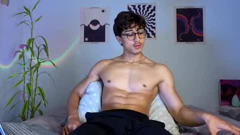 Snapshot of latinguyxl chatting on 23, 10, 2025 Logan online show from 23, 10, 2025