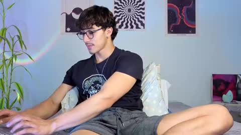 Snapshot of latinguyxl chatting on 23, 10, 2025 Logan online show from 23, 10, 2025