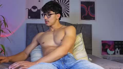 Snapshot of latinguyxl chatting on 30, 11, 2025 Logan online show from 30, 11, 2025