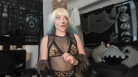 Snapshot of laulopez0 chatting on 2, 11, 2025 Laura Switch Girl online show from 2, 11, 2025