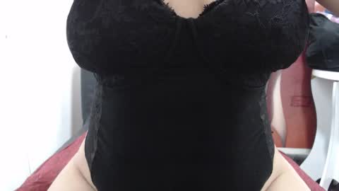 Snapshot of laura_hotyy chatting on 1, 11, 2025 Laura online show from 1, 11, 2025