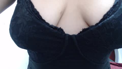 Snapshot of laura_hotyy chatting on 3, 11, 2025 Laura online show from 3, 11, 2025