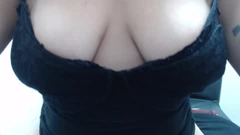 Snapshot of laura_hotyy chatting on 5, 12, 2025 Laura online show from 5, 12, 2025