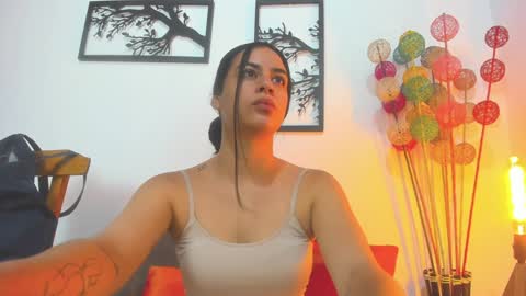 Snapshot of laura_soe chatting on 16, 1, 2025 LAURA SOE online show from 16, 1, 2025