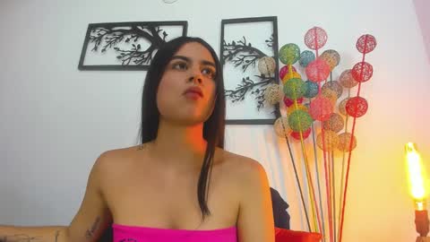 Snapshot of laura_soe chatting on 23, 1, 2025 LAURA SOE online show from 23, 1, 2025