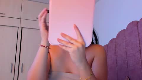 Snapshot of laura_soe chatting on 6, 11, 2025 LAURA SOE online show from 6, 11, 2025