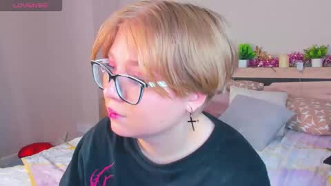 Snapshot of lauraaa_smith chatting on 4, 3, 2026 Laura online show from 4, 3, 2026