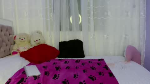 lauracb          online show from 5, 12, 2024
