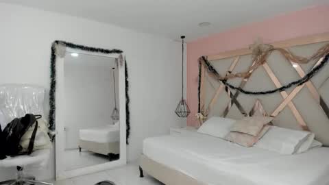 Snapshot of lauraklark chatting on 17, 12, 2025 laura online show from 17, 12, 2025