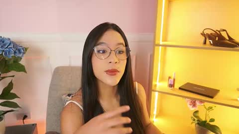 Lauren Miles online show from 6, 10, 2025