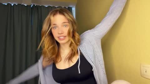 Snapshot of laurineleconey chatting on 3, 3, 2026 Bella online show from 3, 3, 2026