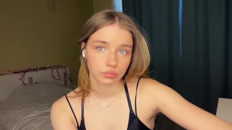 Snapshot of laurineleconey chatting on 6, 3, 2026 Bella online show from 6, 3, 2026