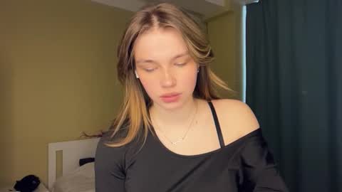 Snapshot of laurineleconey chatting on 9, 3, 2026 Bella online show from 9, 3, 2026