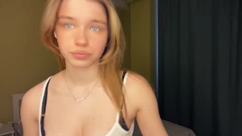 Snapshot of laurineleconey chatting on 13, 3, 2026 Bella online show from 13, 3, 2026