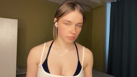 Snapshot of laurineleconey chatting on 14, 3, 2026 Bella online show from 14, 3, 2026