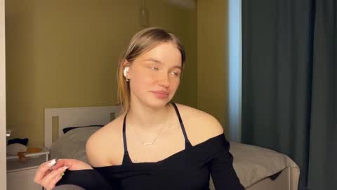 Snapshot of laurineleconey chatting on 16, 3, 2026 Bella online show from 16, 3, 2026