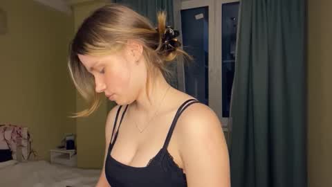 Snapshot of laurineleconey chatting on 19, 3, 2026 Bella online show from 19, 3, 2026