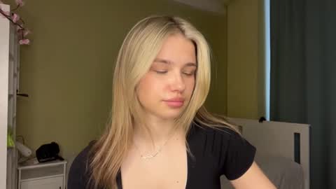 Snapshot of laurineleconey chatting on 8, 4, 2026 Bella online show from 8, 4, 2026