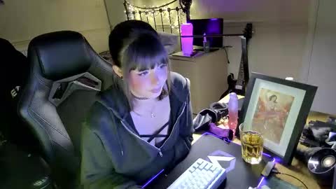 Snapshot of lavenderrzz19 chatting on 1, 12, 2025 Lavenderrzz online show from 1, 12, 2025