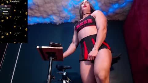 Snapshot of layla_dominac chatting on 11, 10, 2025 Layla help me with your thumbs up its important online show from 11, 10, 2025