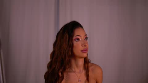 laylakristal online show from 8, 10, 2025