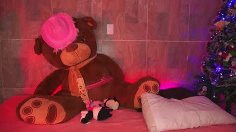 Snapshot of league_of_lovers2 chatting on 30, 12, 2024 Vero Andy and Caius online show from 30, 12, 2024