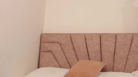 Snapshot of leahaltomm chatting on 19, 11, 2025 leahaltomm online show from 19, 11, 2025