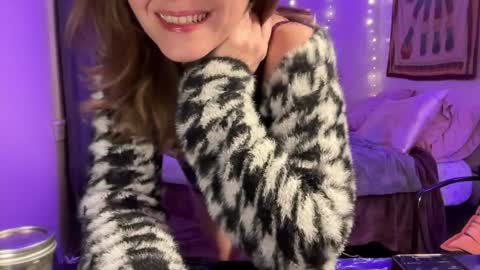 Leah Sparkles online show from 25, 12, 2024
