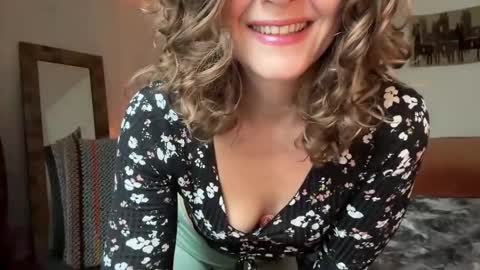 Leah Sparkles online show from 2, 11, 2025